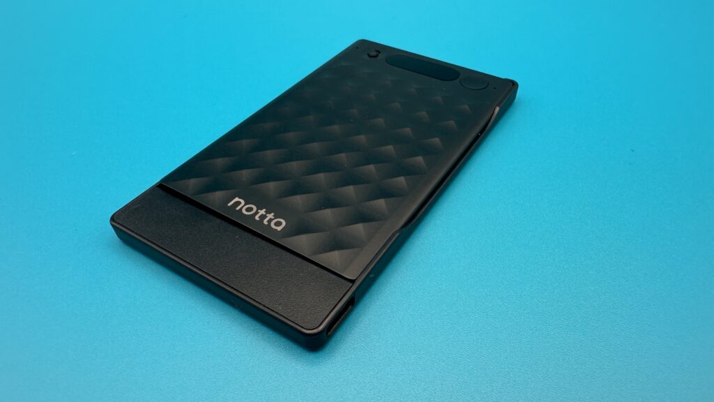 Notta MemoのType-Cモデルに専用充電ケースを装着し、USB-C端子が見える状態