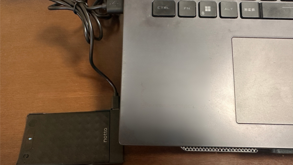 Notta Memo Type-CモデルをUSB-CケーブルでPCに接続し、Notta Web版へ音声データを同期している様子