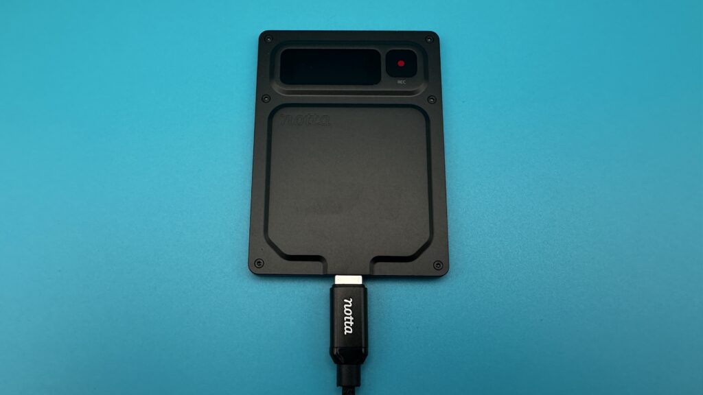 Notta Memo ProのUSB Type-C端子へ充電とデータ転送用のケーブルを接続した状態