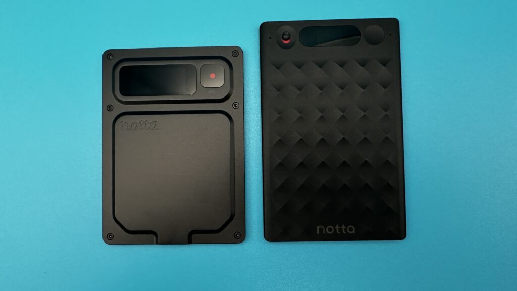Notta Memo Proと従来のNotta Memoを並べて本体サイズとデザインを比較した様子